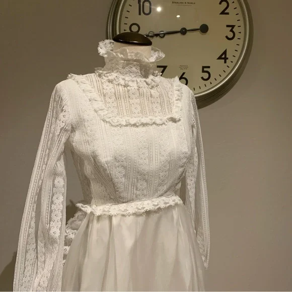 Vintage White Lace Wedding Dress - Picture 2 of 5